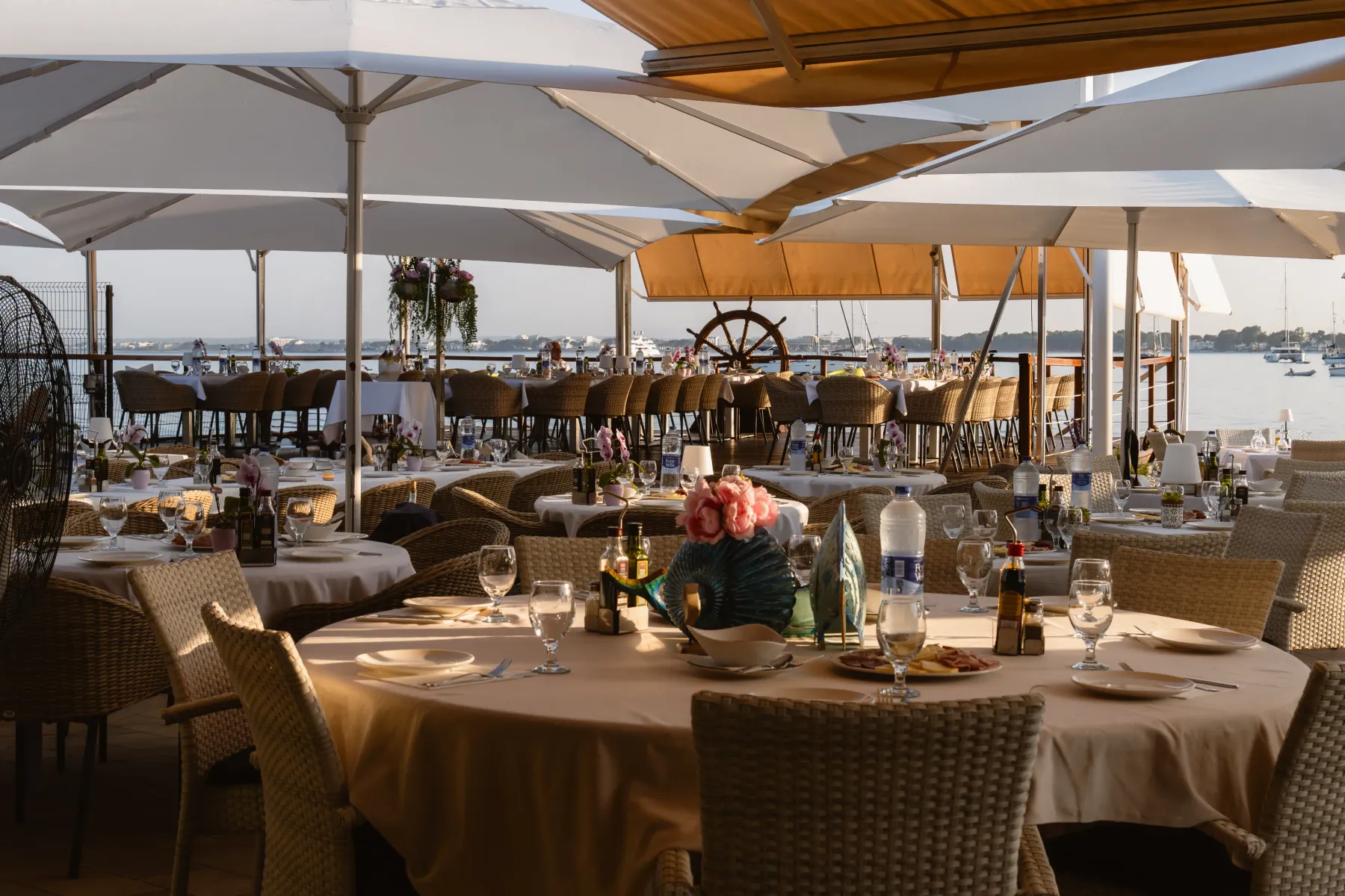 Banquete montado bajo sombrillas con vistas a la bahía de Alcudia
