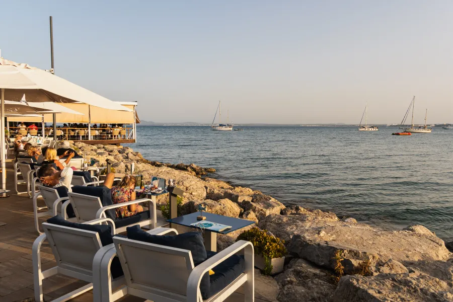 Zona chill-out con sofás sobre las rocas junto al mar