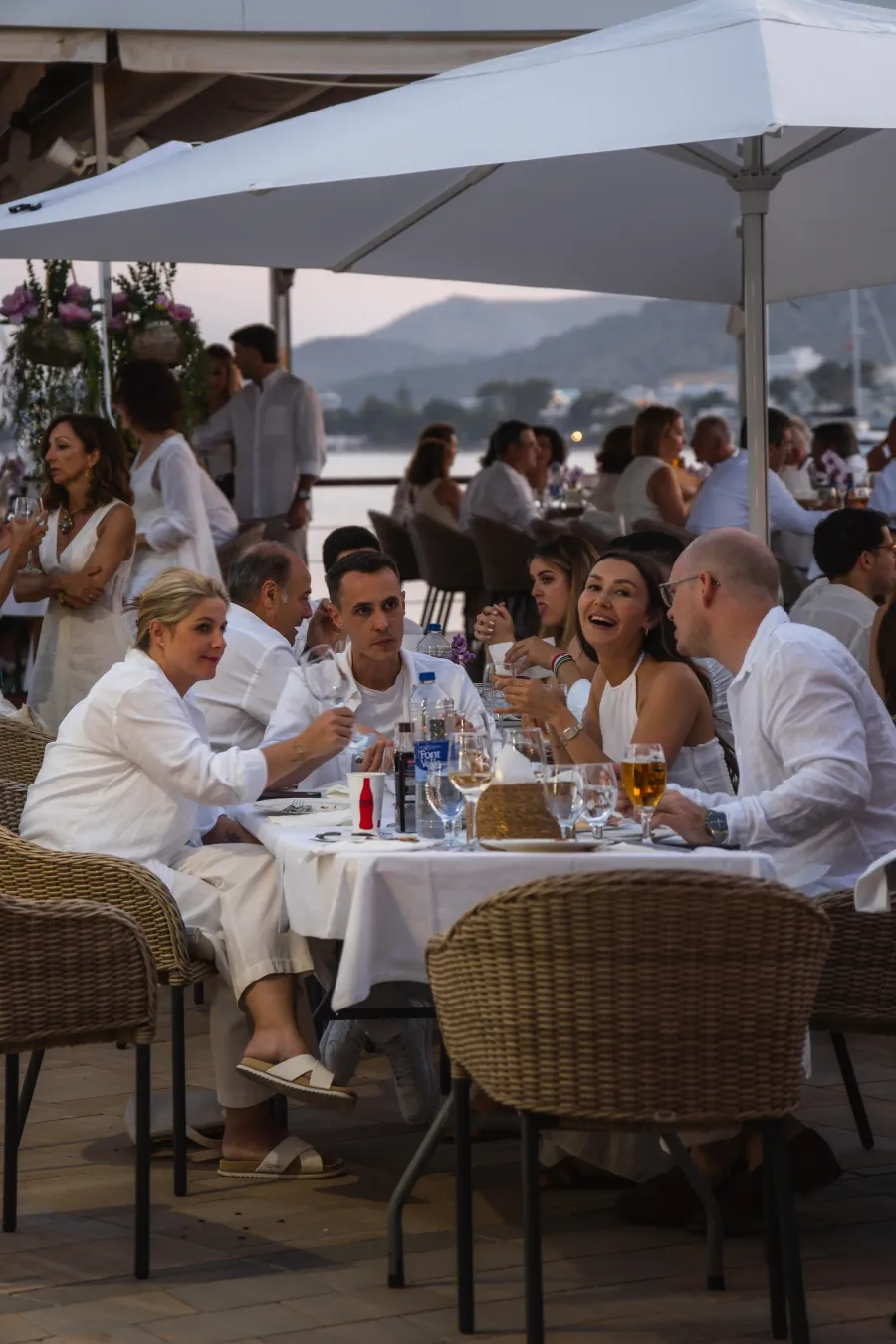 Invitados brindando en un evento de empresa en Aqua Alcudia