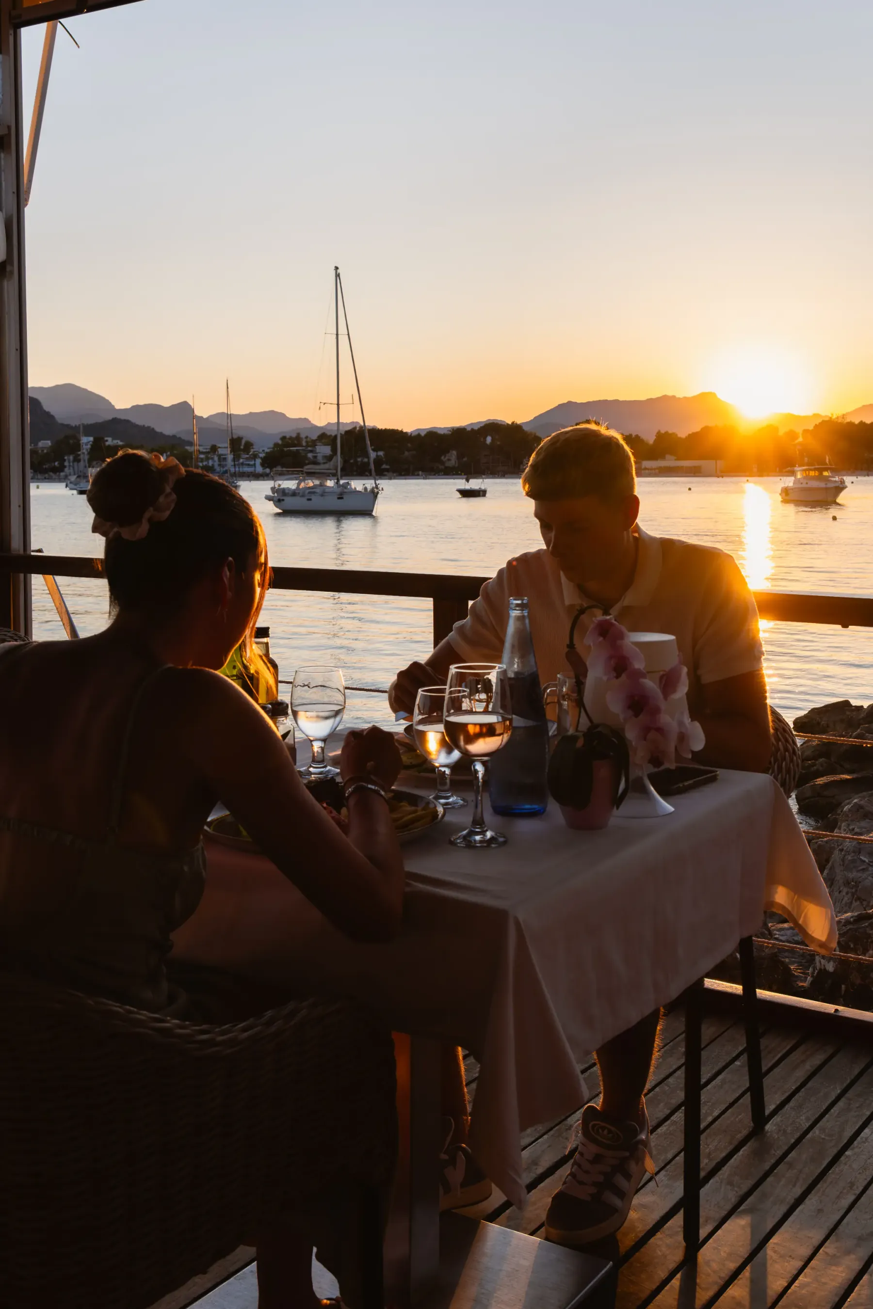 Pareja cenando al atardecer con vistas al mar en Aqua