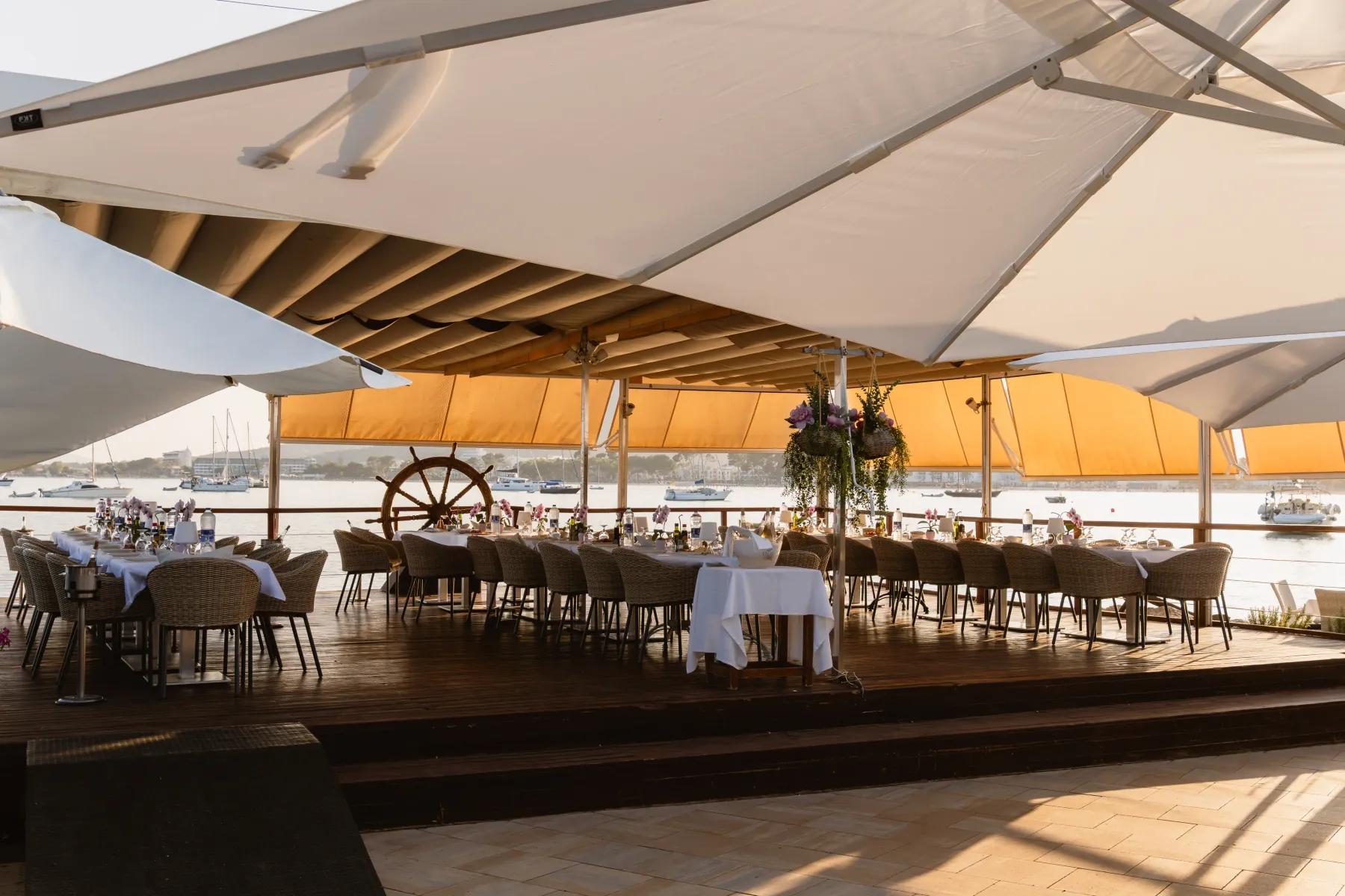 Espacio de eventos cubierto con mesas preparadas en Aqua