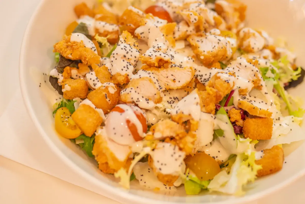 Ensalada con langostinos crujientes de AQUA Terrace