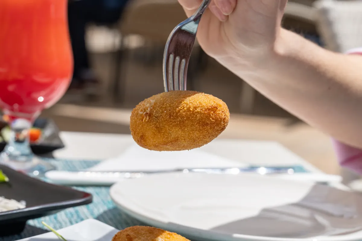 Croqueta casera de Aqua servida en el tenedor