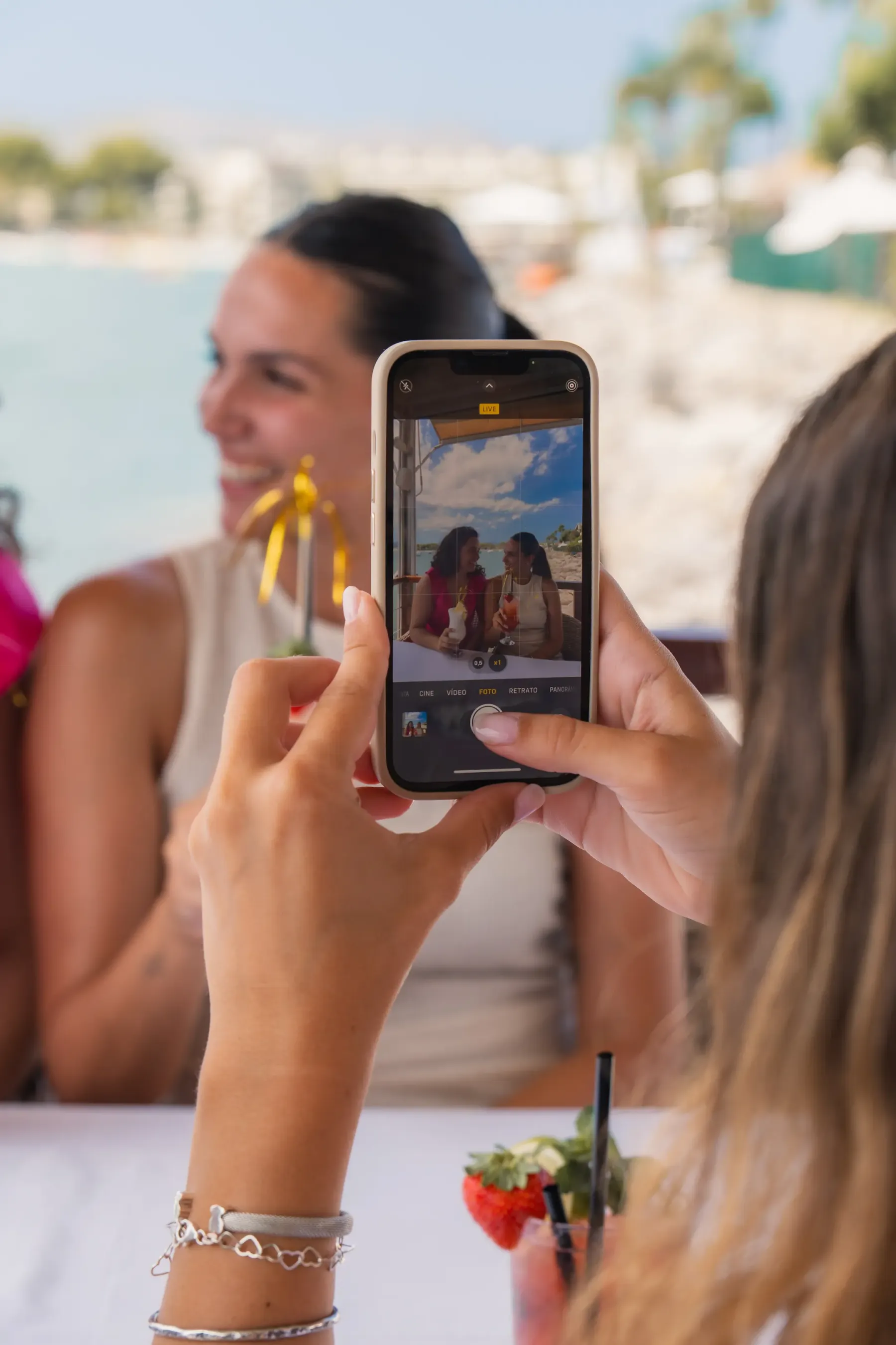 Clienta fotografiando el momento con el móvil en la terraza