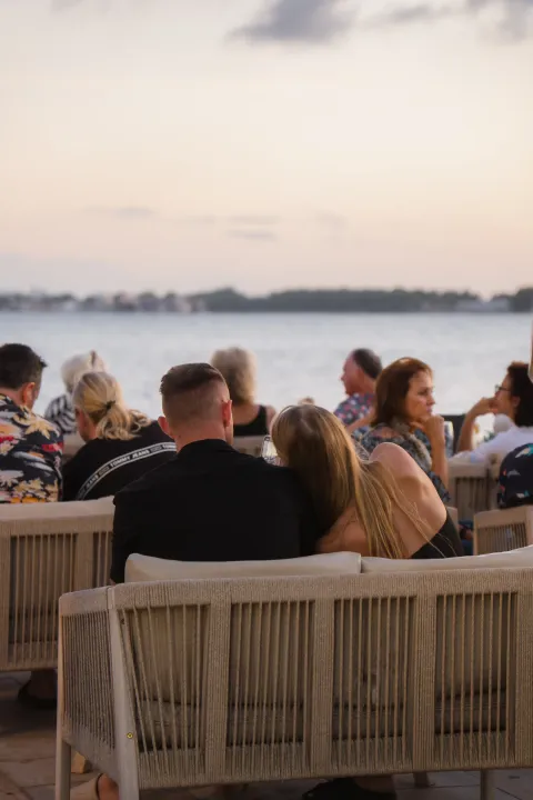 Clientes en la zona chill-out de Aqua al atardecer