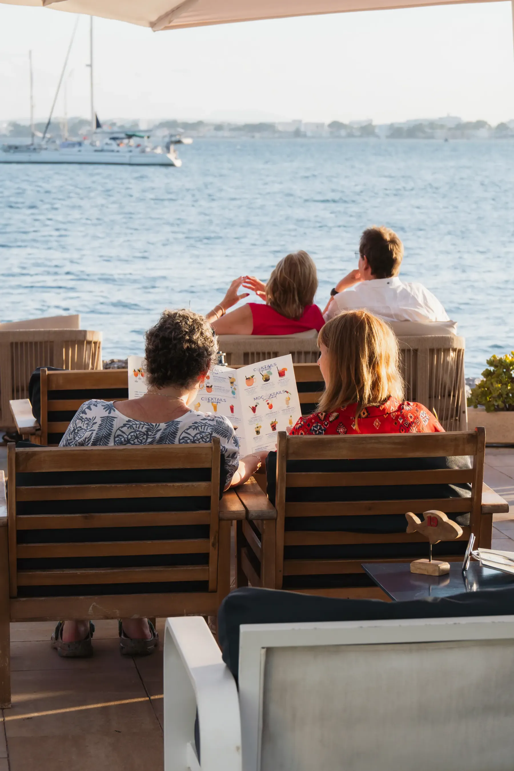 Clientes relajados en la terraza mirando al Mediterráneo