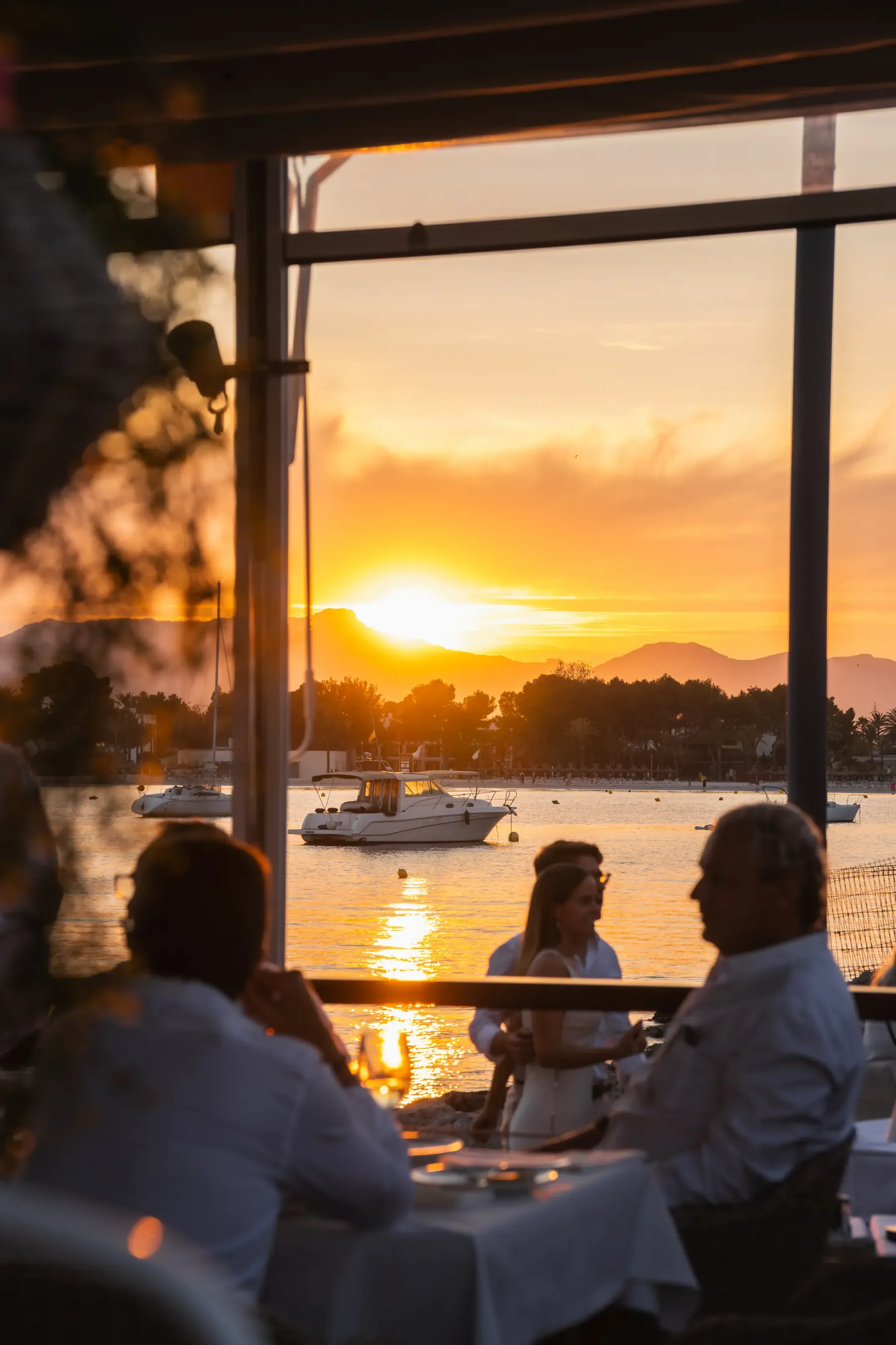 Comensales contemplando la puesta de sol desde el restaurante