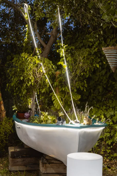 Decoración del jardín de Aqua iluminada al anochecer