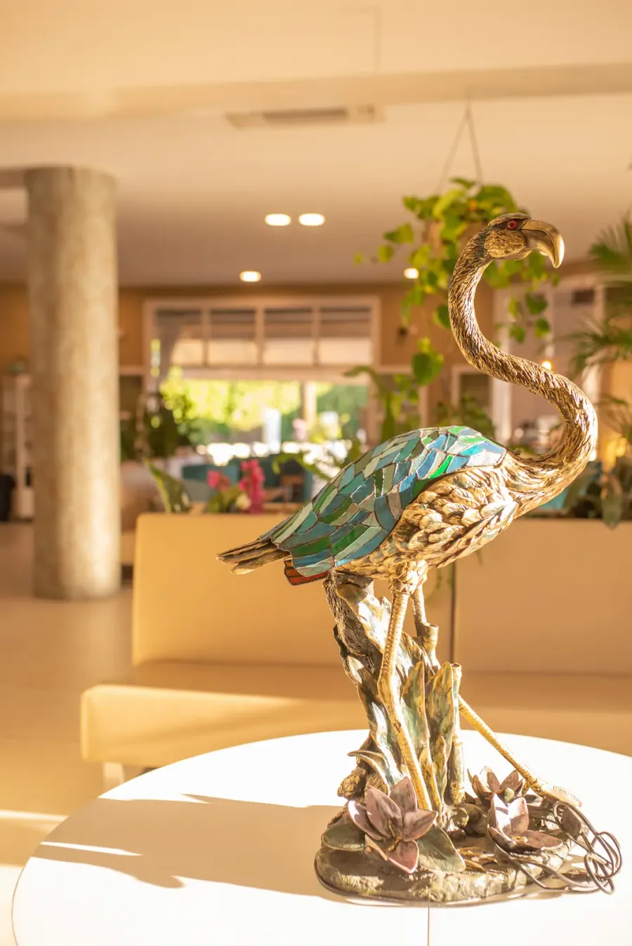 Salón interior de Aqua con escultura de garza en cristal