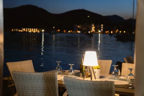 Mesa con lámpara de noche y vistas a la bahía iluminada
