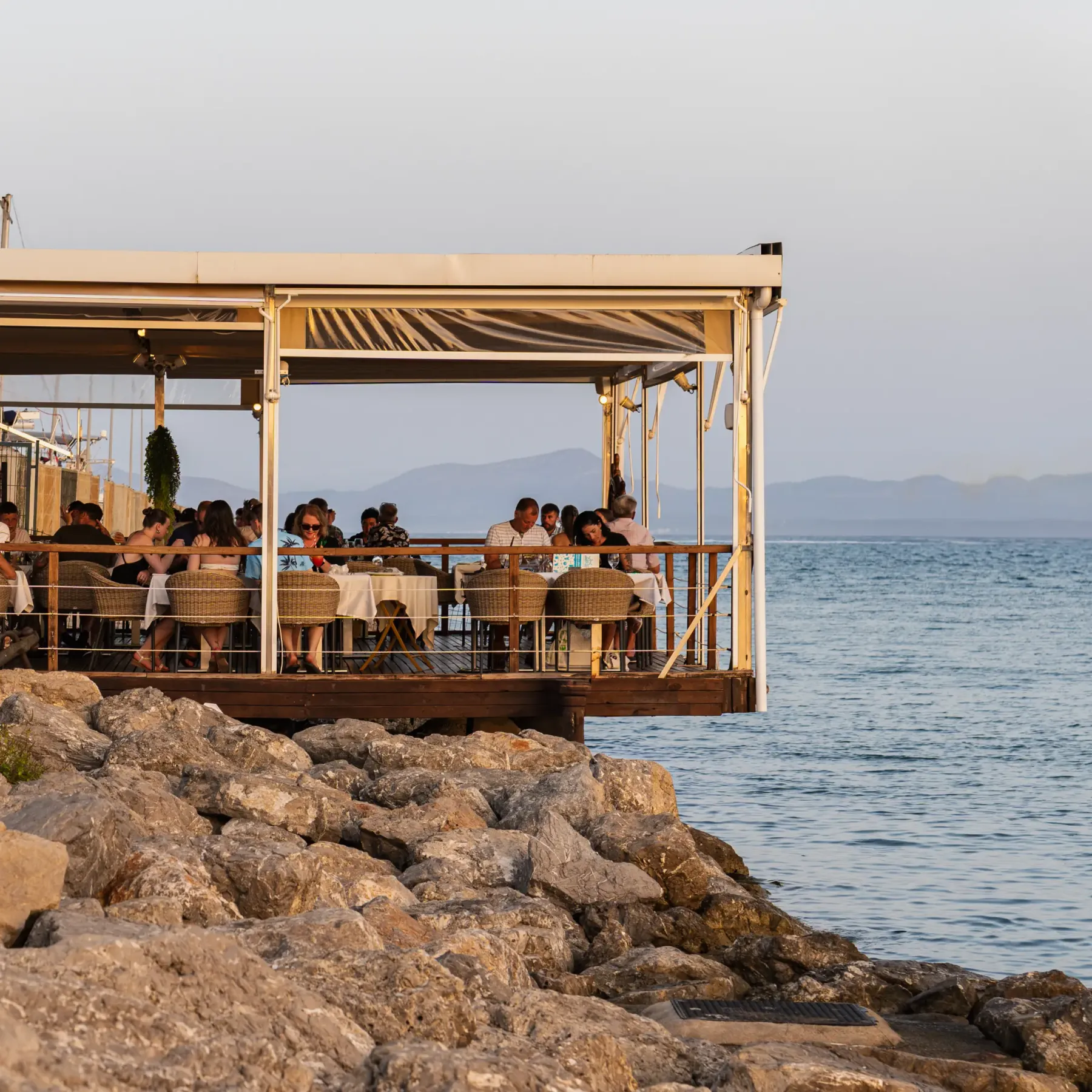 Exterior del restaurante Aqua sobre las rocas del paseo marítimo