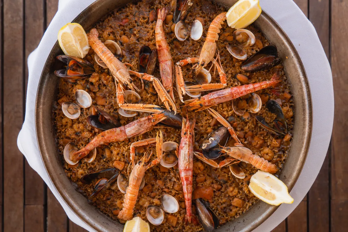 Paella de marisco con cigalas y mejillones vista desde arriba