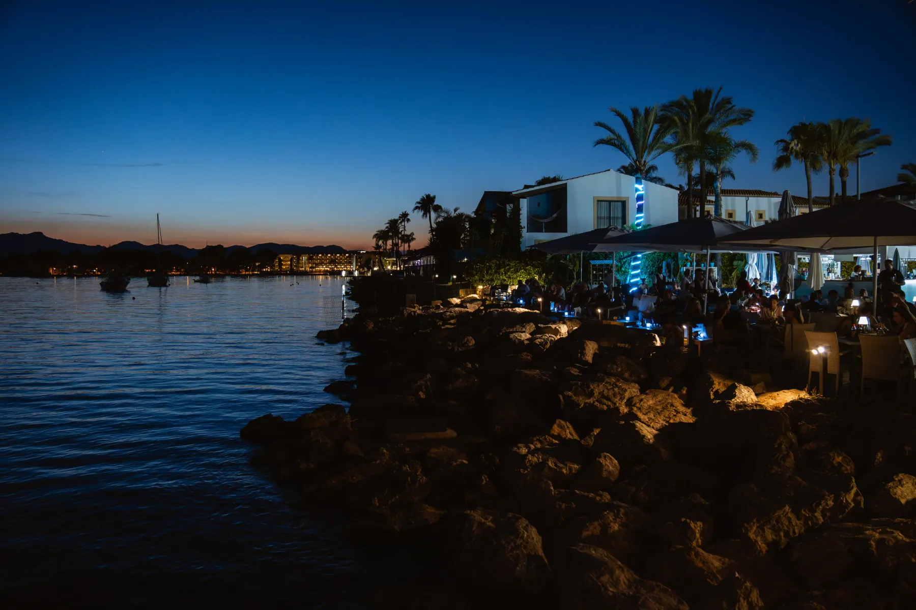 AQUA Terrace iluminada de noche vista desde el mar