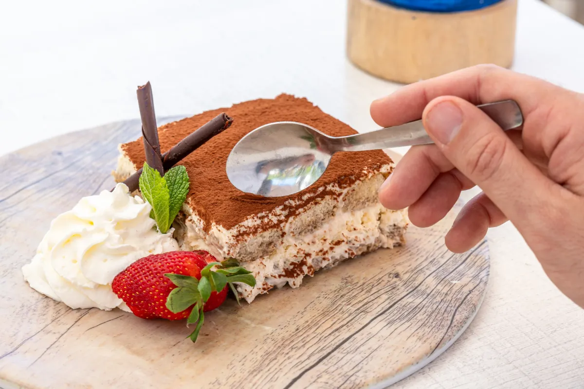 Tiramisú casero con fresa y menta